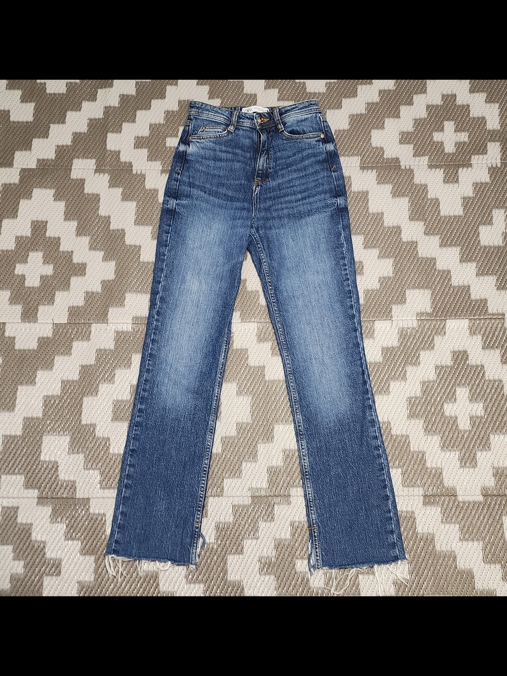Zara High-Rise Straight Leg Jeans with Raw Hem - Size 0 (EUR 32 / MEX 22)